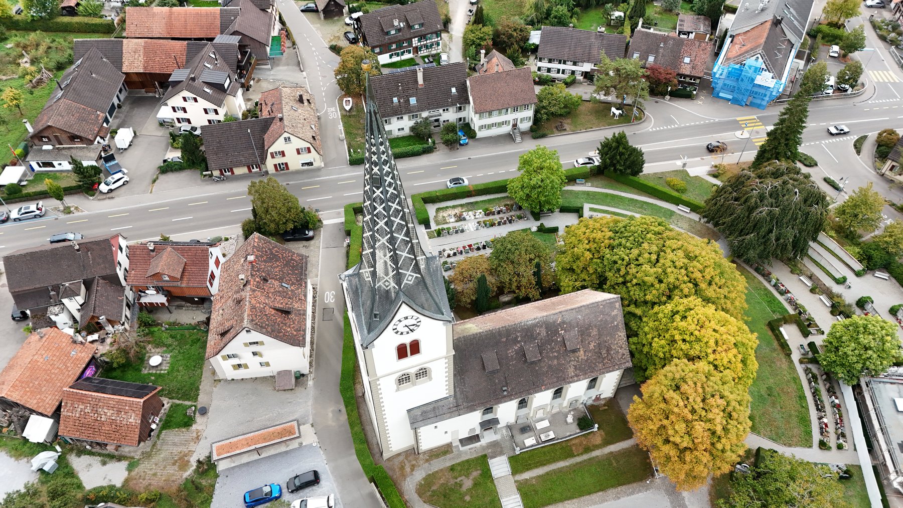 Blick von oben auf die evangelische Kirche Tägerwilen, den Kirchturm und die benachbarten Gebäude